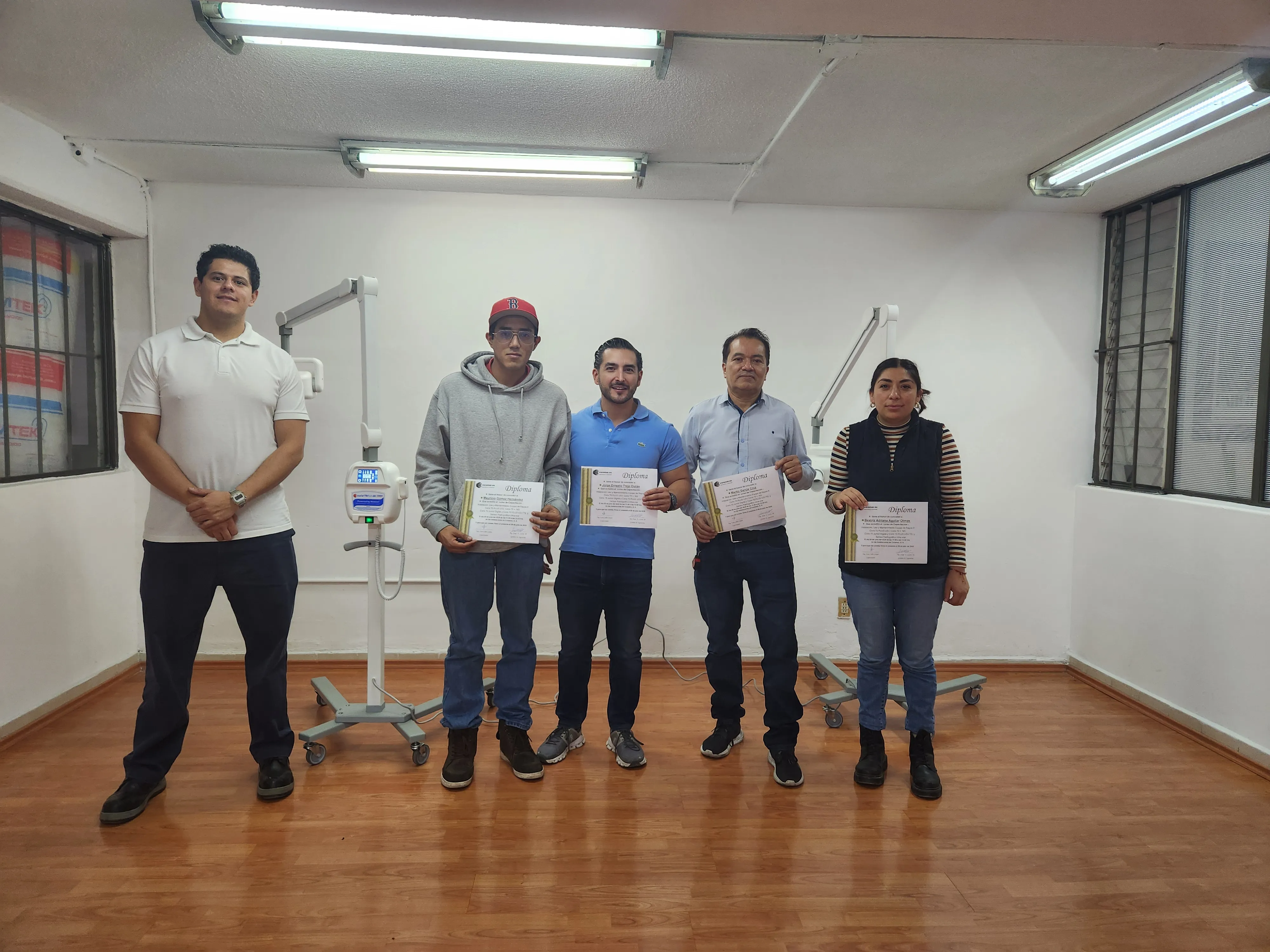 Grupo clínico después de haber recibido una capacitación por parte de Corix, para el correcto uso de los equipos de rayos X para protección radiológica. 